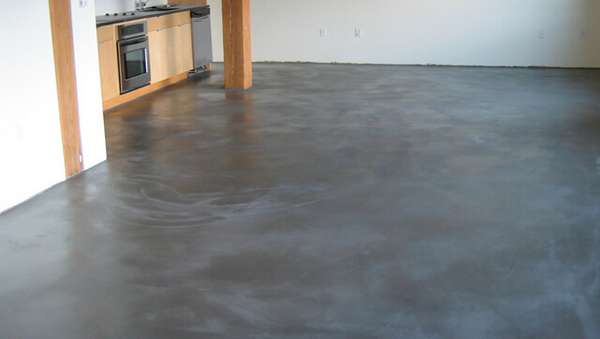 Чем обработать бетонный пол от пыли  простые варианты - фото