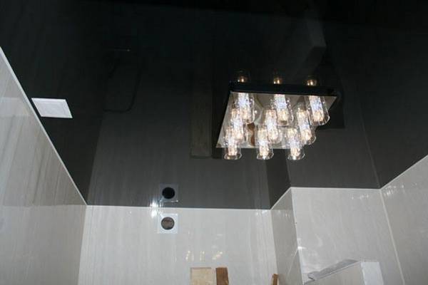 Черный натяжной потолок из глянца — неординарное решение в интерьере - фото