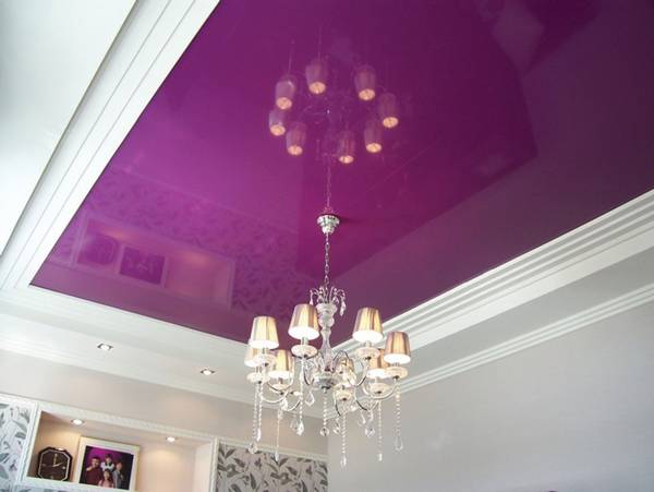 Фиолетовый натяжной потолок — универсальный цвет для любой комнаты - фото