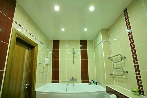 Натяжной потолок в ванной — красота и практичность своими руками - фото