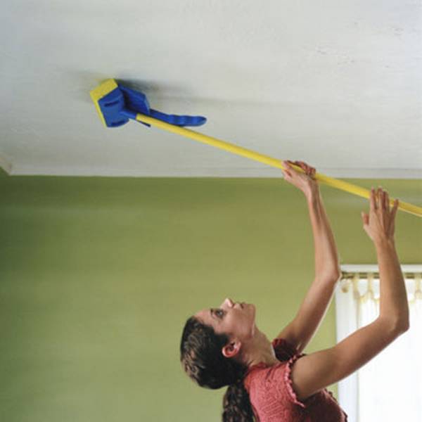 Как чистить натяжные потолки? - фото