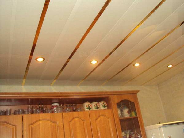 Выбор и установка потолочных ПВХ панелей на кухне с фото