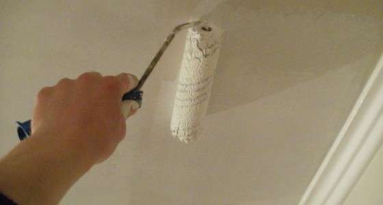 Как снять водоэмульсионную краску с потолка быстро - фото