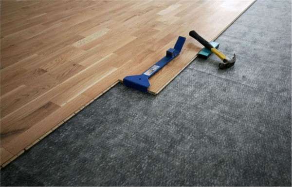 Как стелить ламинат на бетонный пол: подробное руководство - фото