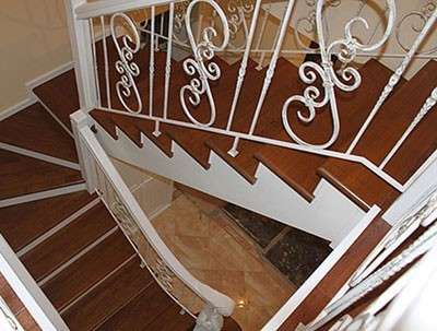 Облицовка металлических лестниц или декорирование дома - фото