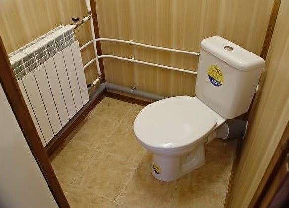 Отделка туалета панелями и другими видами материала - фото