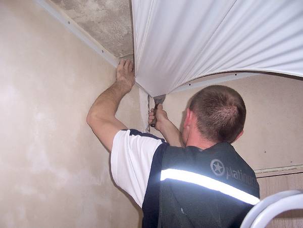 Крепление натяжного потолка — монтаж потолочного покрытия своими руками - фото