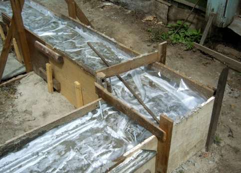 Можно ли заливать бетон в дождь при возведении ленточного фундамента с фото