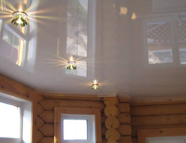 Натяжные потолки в деревянном доме — уютное помещение своими руками - фото