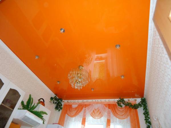 Оранжевый натяжной потолок — как правильно сочетать полотна апельсинового цвета? с фото