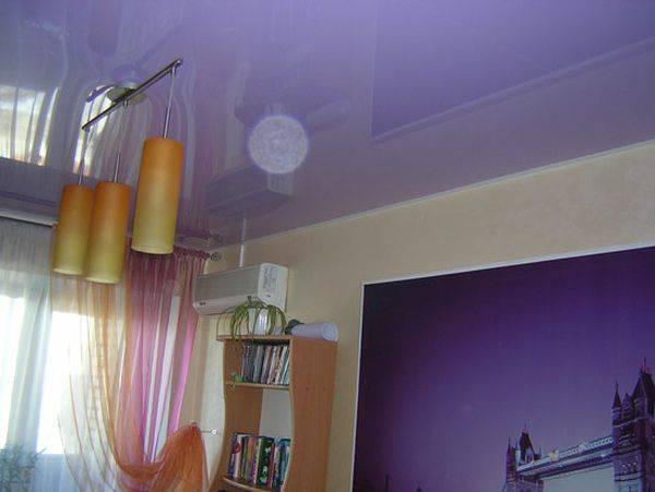 Одноуровневые натяжные потолки — создание необходимой атмосферы в помещении - фото