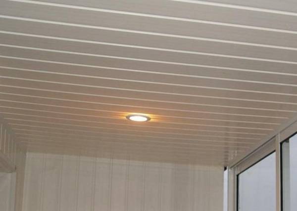 Подвесной потолок из пластиковых панелей — практичное обустройство жилища с ... - фото