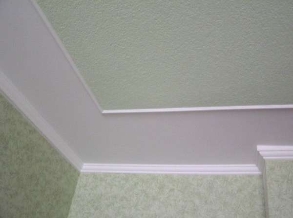 Как выполняется покраска обоев на потолке по инструкции с фото