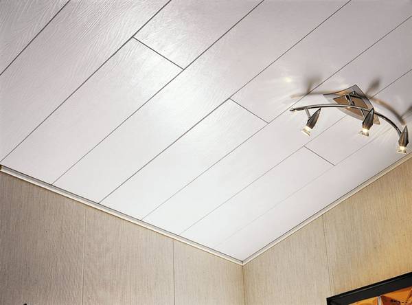 Потолок из пластиковых панелей — красивая и практичная поверхность своими руками с фото