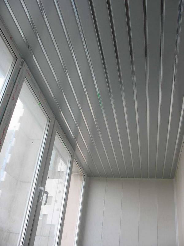 Как обшить потолок на балконе пластиковыми панелями? - фото