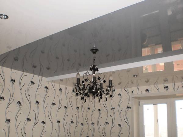 Серый натяжной потолок — создание элегантности и сдержанности в любом интерьере с фото