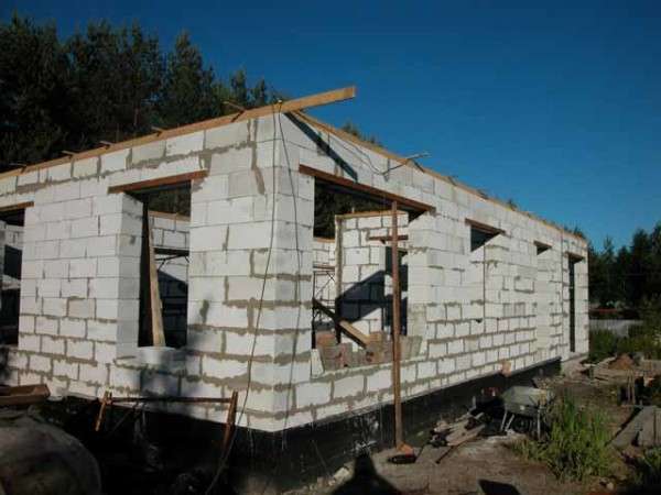 Как построить дом из газобетона своими руками: нюансы возведения фундамента ... - фото