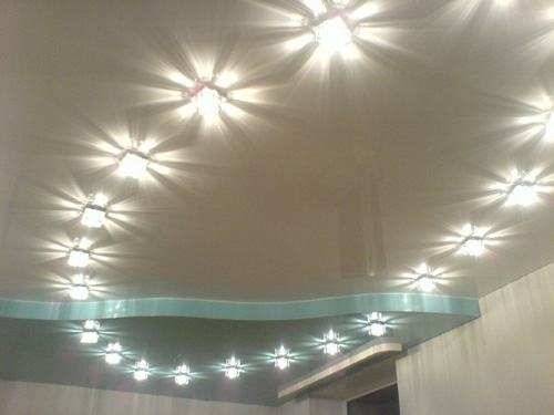 Монтаж светильников на натяжной потолок - фото