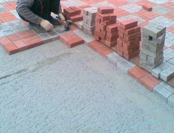 Тротуарная плитка на бетон для улучшения прочностных характеристик покрытия - фото