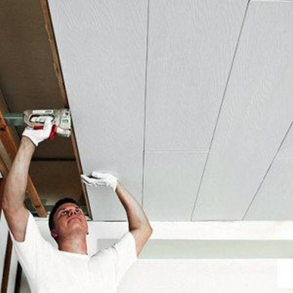 Установка ПВХ-панелей на потолок — практичное покрытие своими руками - фото