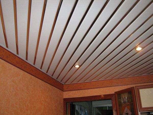 Выбор и монтаж реечного потолка на кухне - фото